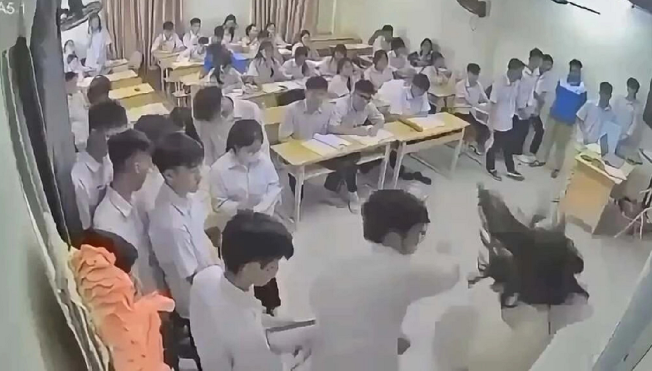 Vụ học sinh đánh cô giáo giữa lớp: Hiệu trưởng tiết lộ thông tin đáng chú ý - Ảnh 1.