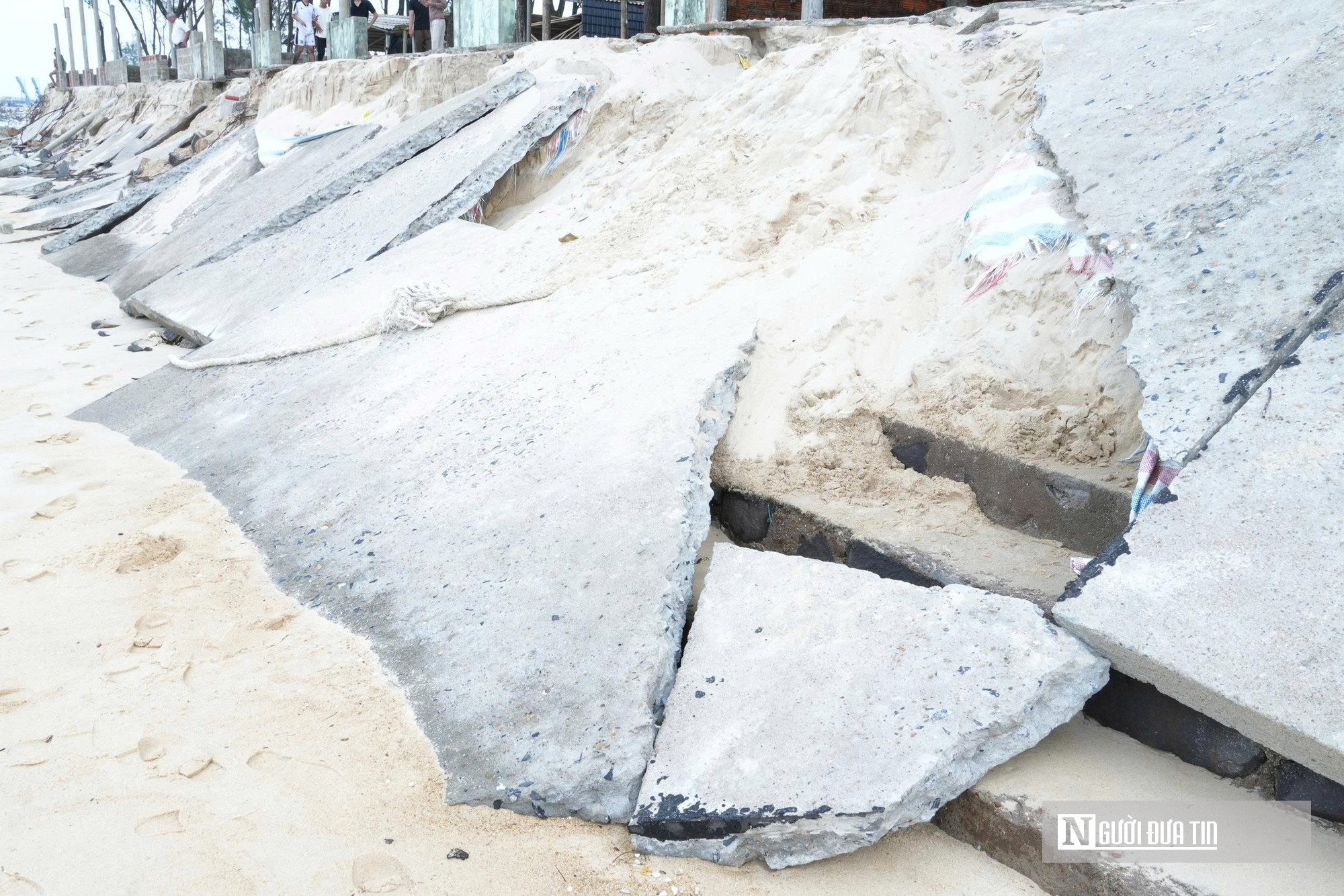 Quảng Trị: Biển xâm thực nghiêm trọng đe dọa đê kè và đời sống người dân- Ảnh 1.
