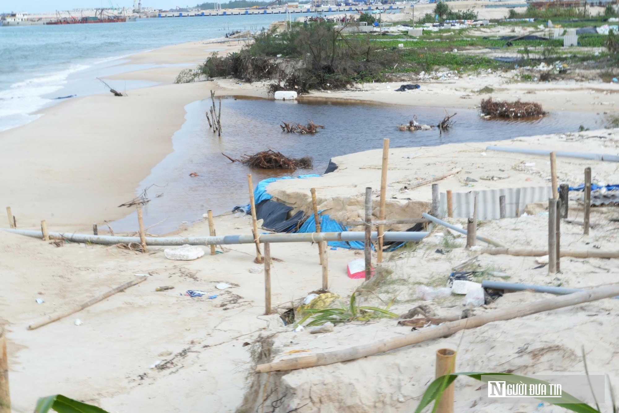 Quảng Trị: Biển xâm thực nghiêm trọng đe dọa đê kè và đời sống người dân- Ảnh 3.