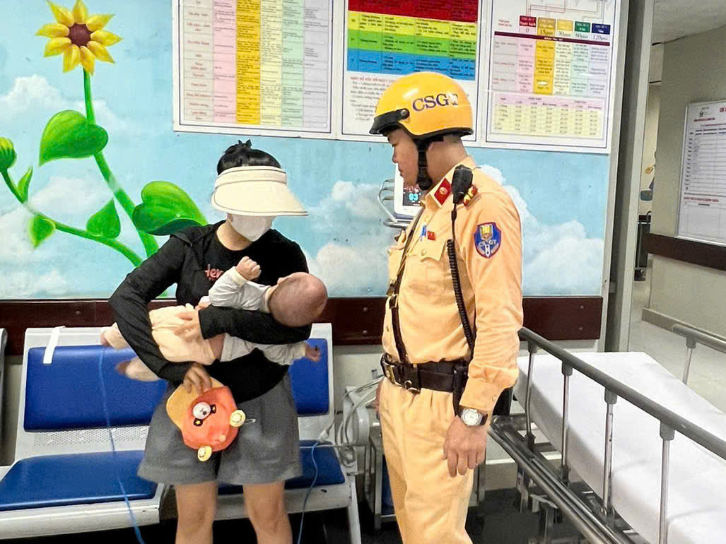 Chạy đua với thời gian, CSGT Hà Nội mở đường đưa cháu bé 4 tháng tuổi sốt cao đi cấp cứu - Ảnh 1.