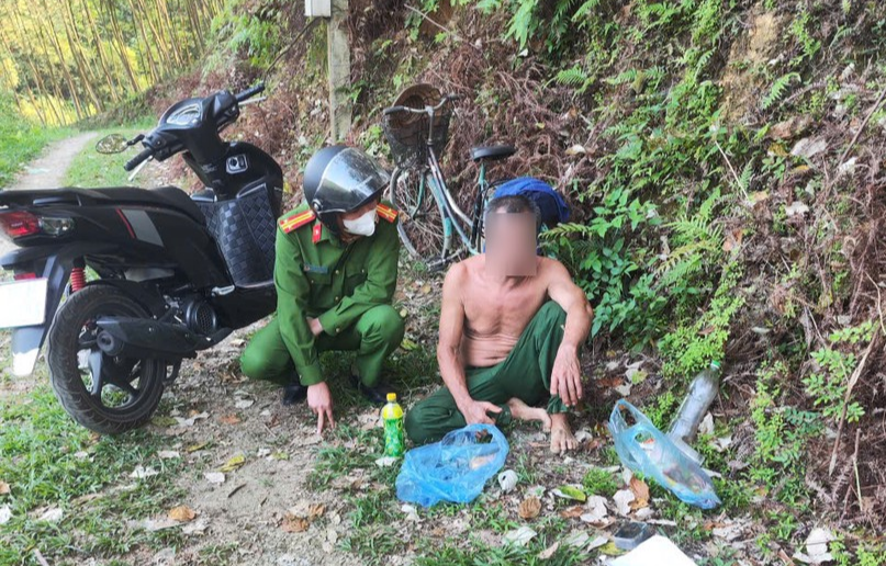 Kịp thời ngăn người đàn ông tự đào huyệt chôn mình - Ảnh 1.