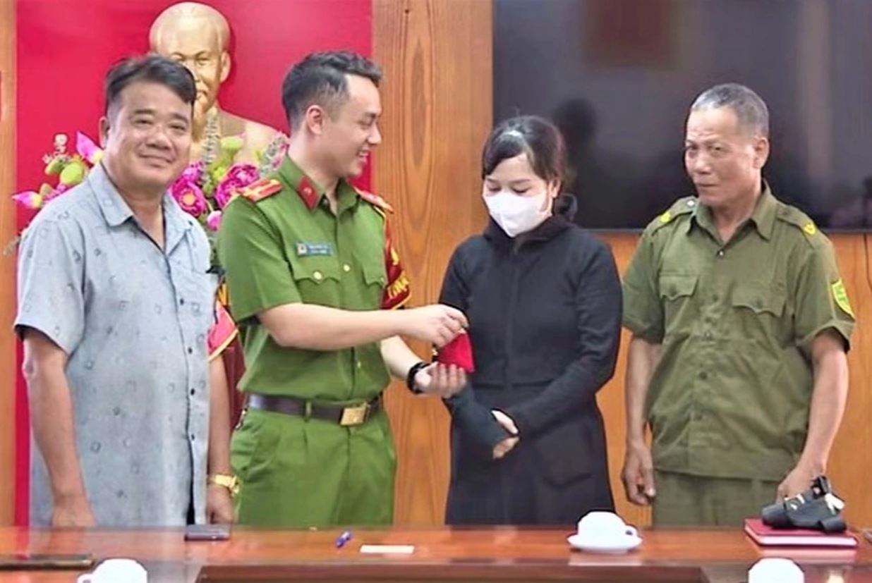 Nhặt được túi xách chứa nhiều vàng, nam bảo vệ mang đến công an nhờ tìm người đánh rơi - Ảnh 1.