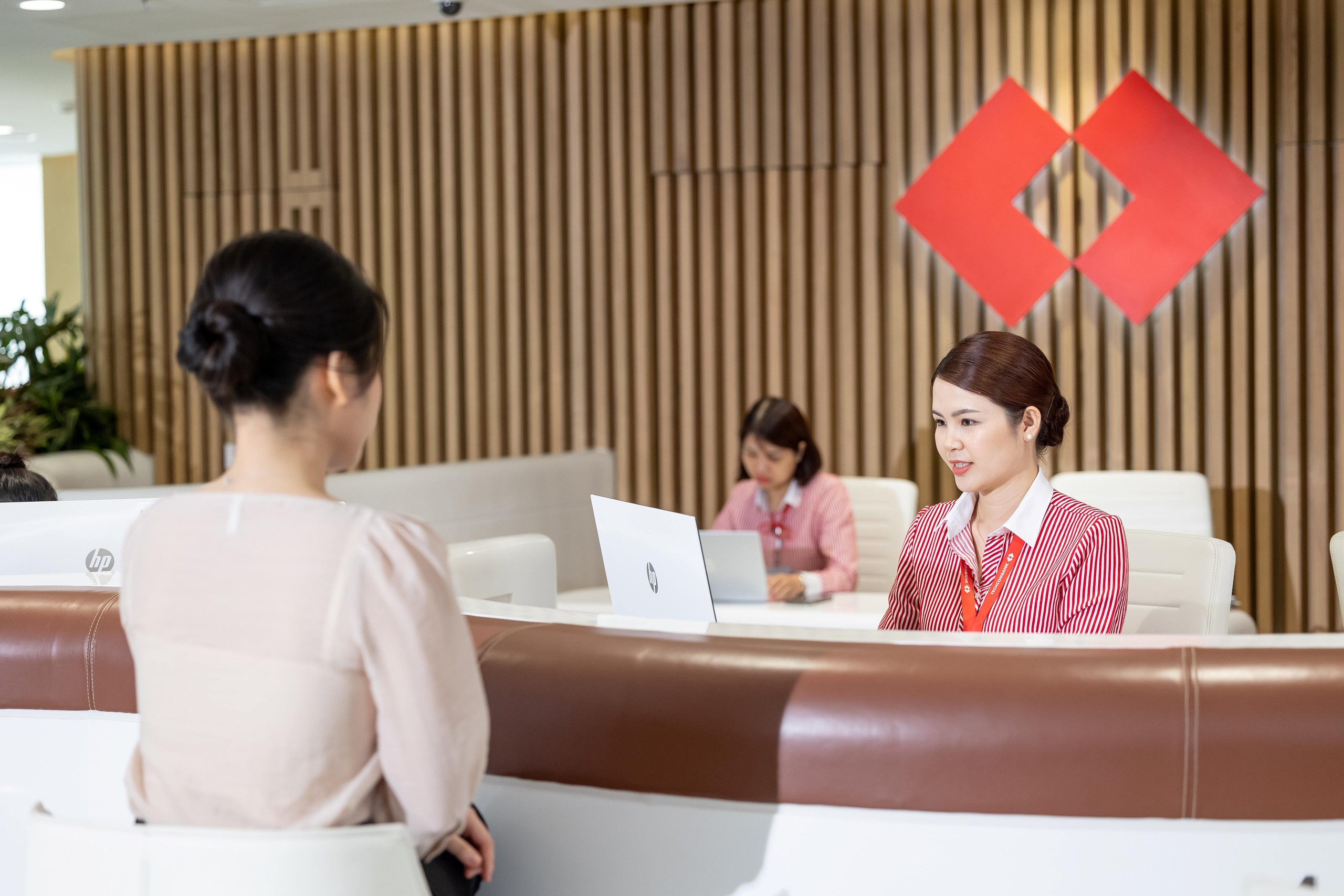 Techcombank giảm lãi suất cho vay đến 2%, tập trung vào hoạt động sản xuất kinh doanh - Ảnh 1.