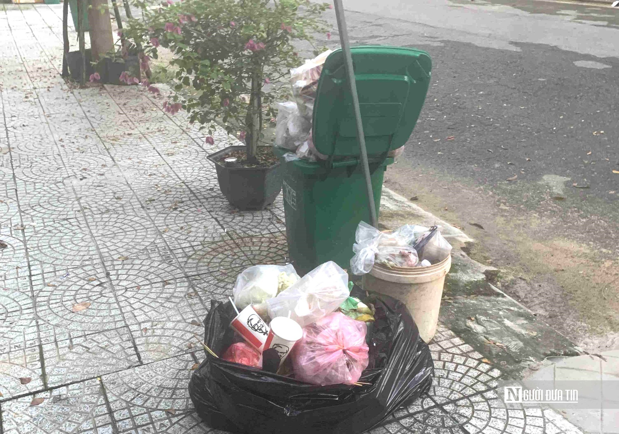 Đà Nẵng: Đóng tiền thu gom rác đầy đủ, vì sao nhiều ngày rác vẫn nằm trước nhà?- Ảnh 3.