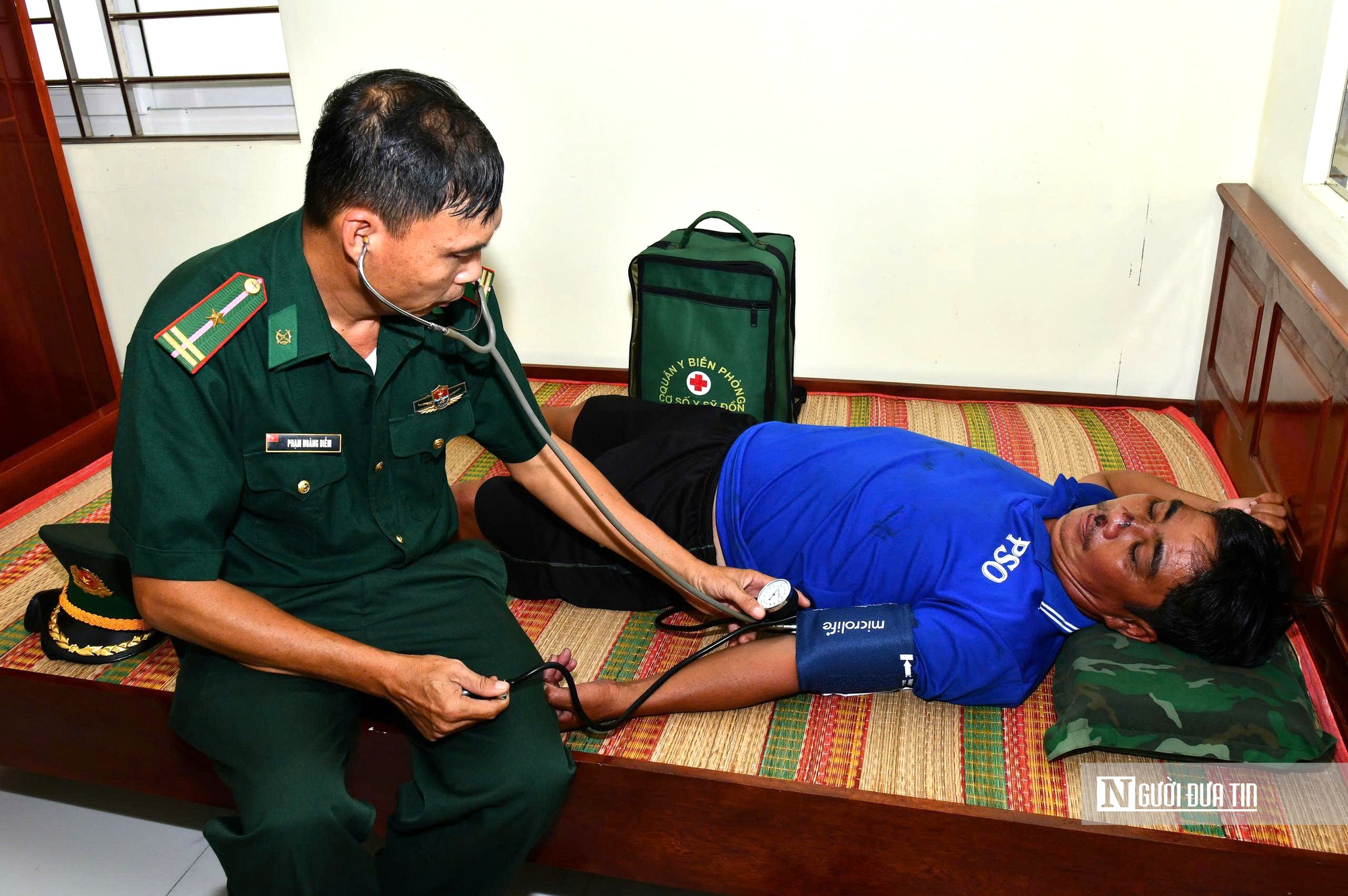 Sau nhiều giờ lênh đênh trên biển, 4 ngư dân Lâm Đồng được cứu sống - Ảnh 2.