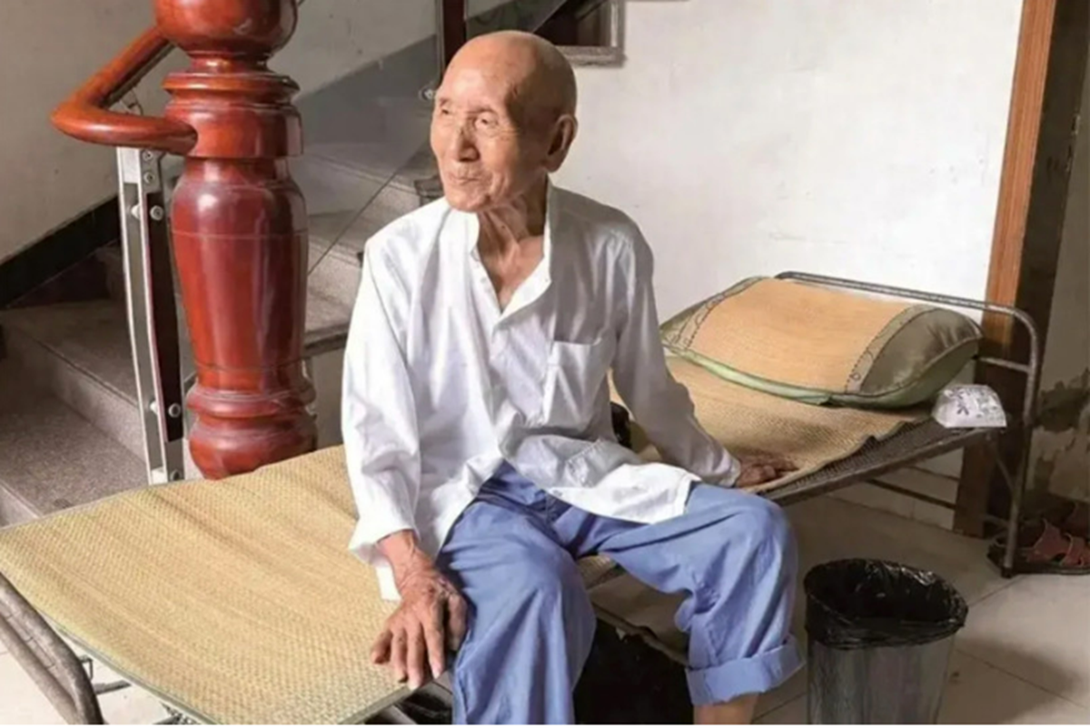 Cụ ông 101 tuổi tiết lộ thói quen lạ sau khi thức dậy lúc 4h sáng, hé lộ chuyện sống thọ - Ảnh 1.