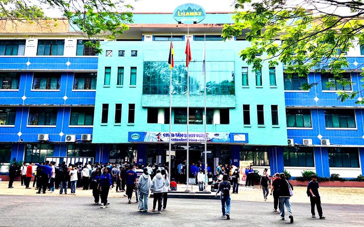 Giá vàng chiều nay (23/10): Vàng thế giới về sát mốc 4.000 USD/oucne - Ảnh 1.