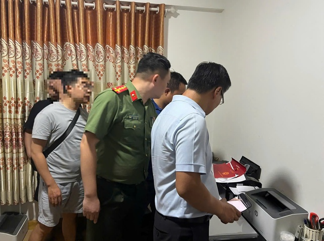 Triệt phá đường dây làm giả văn bằng, chứng chỉ quy mô lớn, chào bán với giá 1-2 triệu đồng/sản phẩm - Ảnh 1.