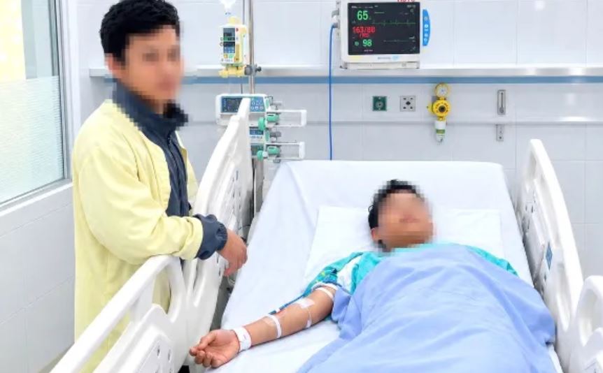 Cứu sống bé trai 14 tuổi bị sét đánh ngưng tim - Ảnh 1.
