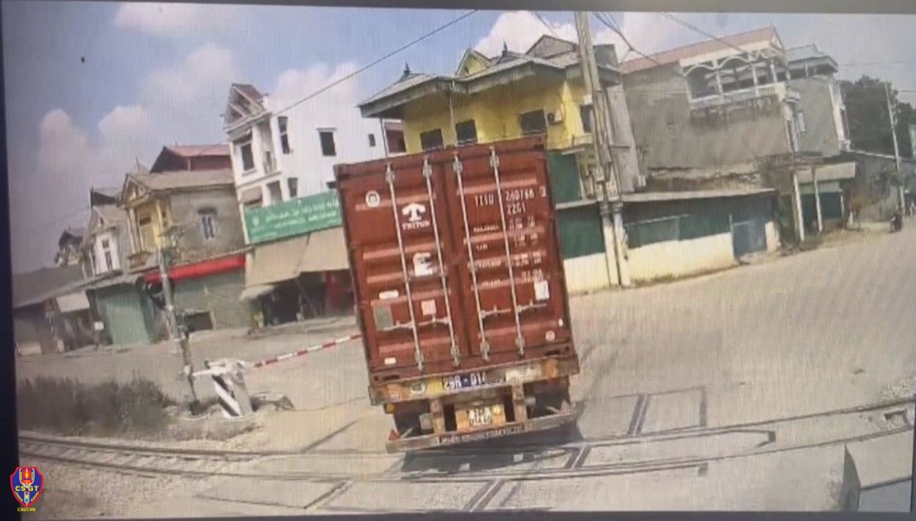Xe đầu kéo vượt đèn đỏ, tông gãy cần chắn đường sắt bị phạt lên đến 25 triệu đồng - Ảnh 1.