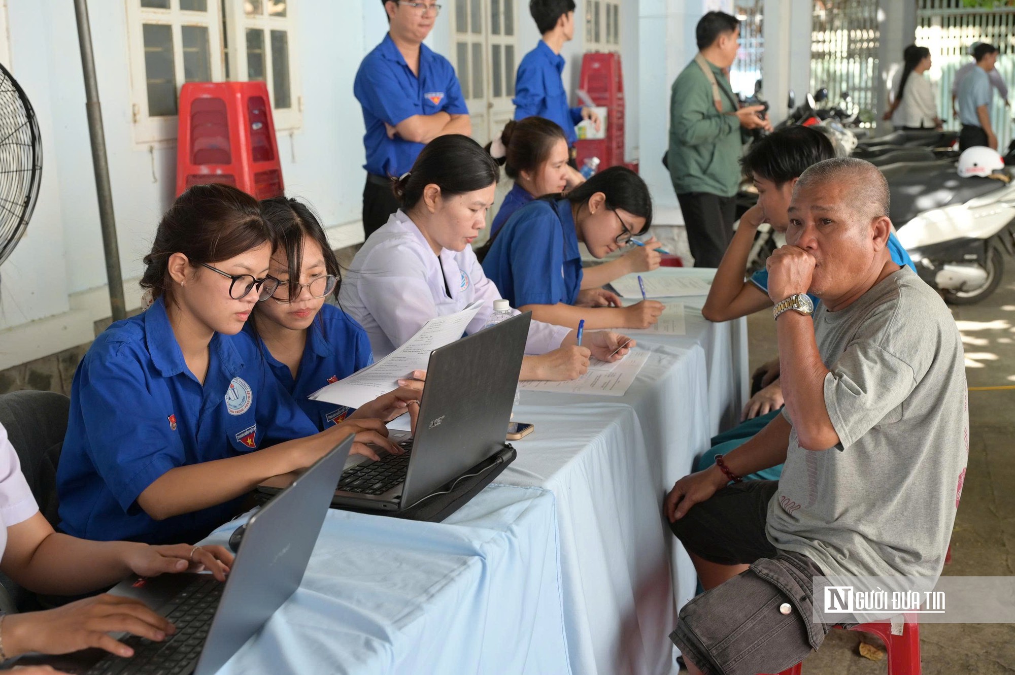 Phó Chủ tịch tỉnh Lâm Đồng yêu cầu “đi từng ngõ, gõ từng nhà” vận động người dân khám sức khỏe- Ảnh 5.