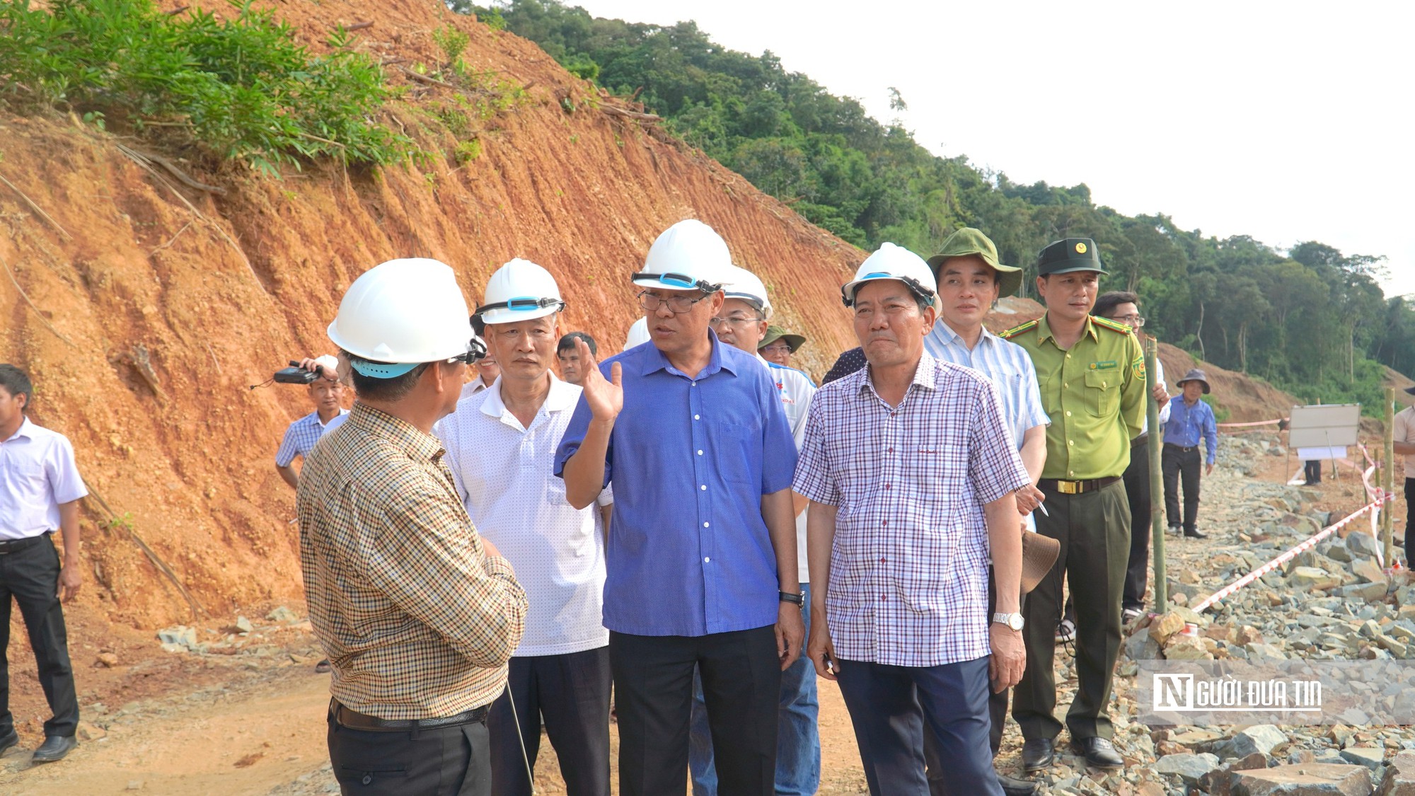 L&atilde;nh đạo tỉnh L&acirc;m Đồng v&agrave;o c&ocirc;ng trường giữa rừng, th&uacute;c tiến độ hồ chứa nước Ka P&eacute;t- Ảnh 1.