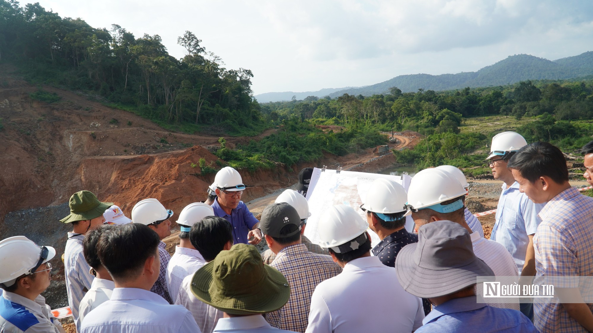 L&atilde;nh đạo tỉnh L&acirc;m Đồng v&agrave;o c&ocirc;ng trường giữa rừng, th&uacute;c tiến độ hồ chứa nước Ka P&eacute;t- Ảnh 3.