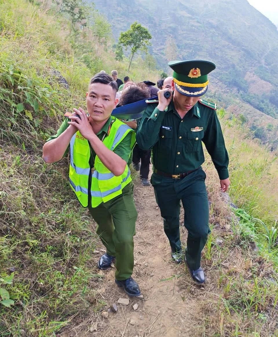 Nam du khách rơi xuống vực sâu 300m khi quay phim, chụp ảnh ở Cực Bắc, Lũng Cú- Ảnh 2.