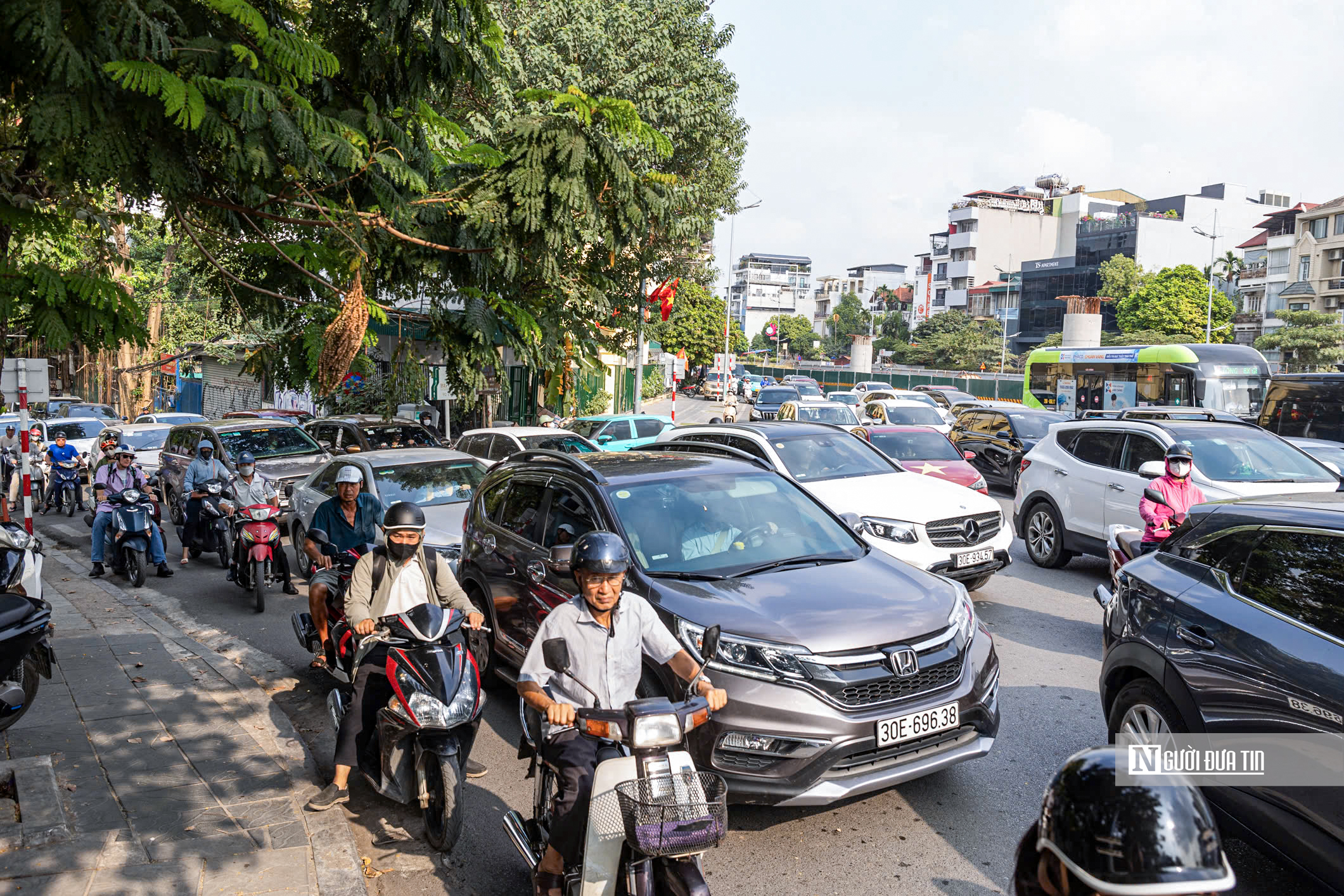 Dòng phương tiện nối đuôi nhau nhích từng chút qua khu vực thi công cầu Tứ Liên- Ảnh 3.