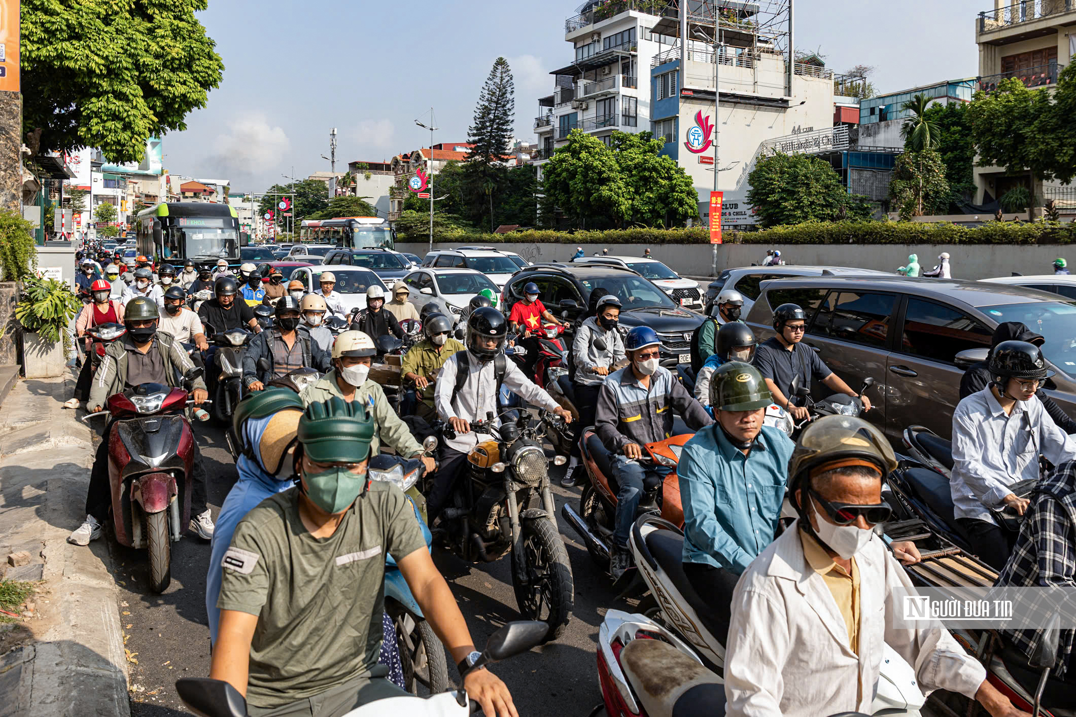 Dòng phương tiện nối đuôi nhau nhích từng chút qua khu vực thi công cầu Tứ Liên- Ảnh 5.
