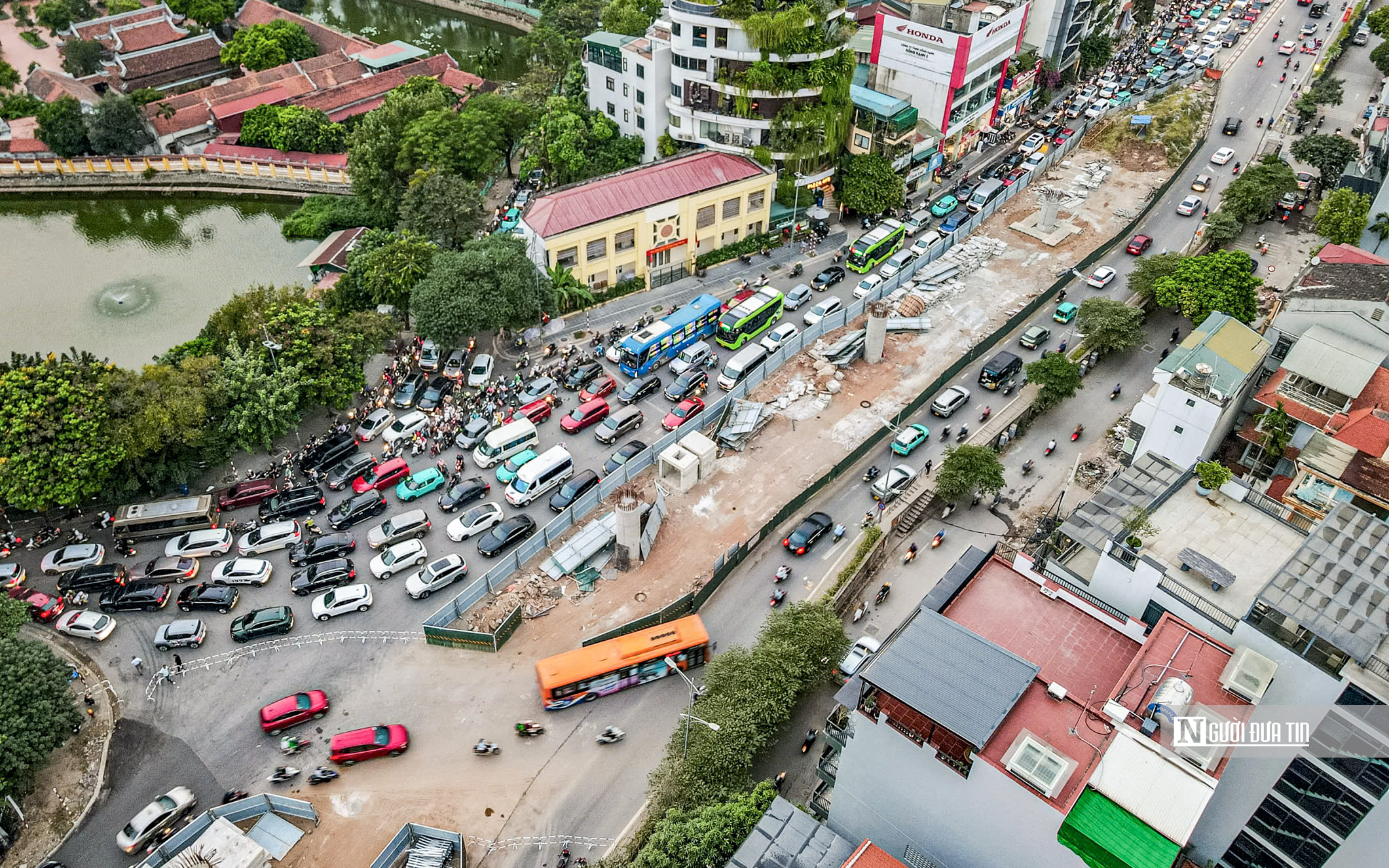 Dòng phương tiện nối đuôi nhau nhích từng chút qua khu vực thi công cầu Tứ Liên- Ảnh 1.