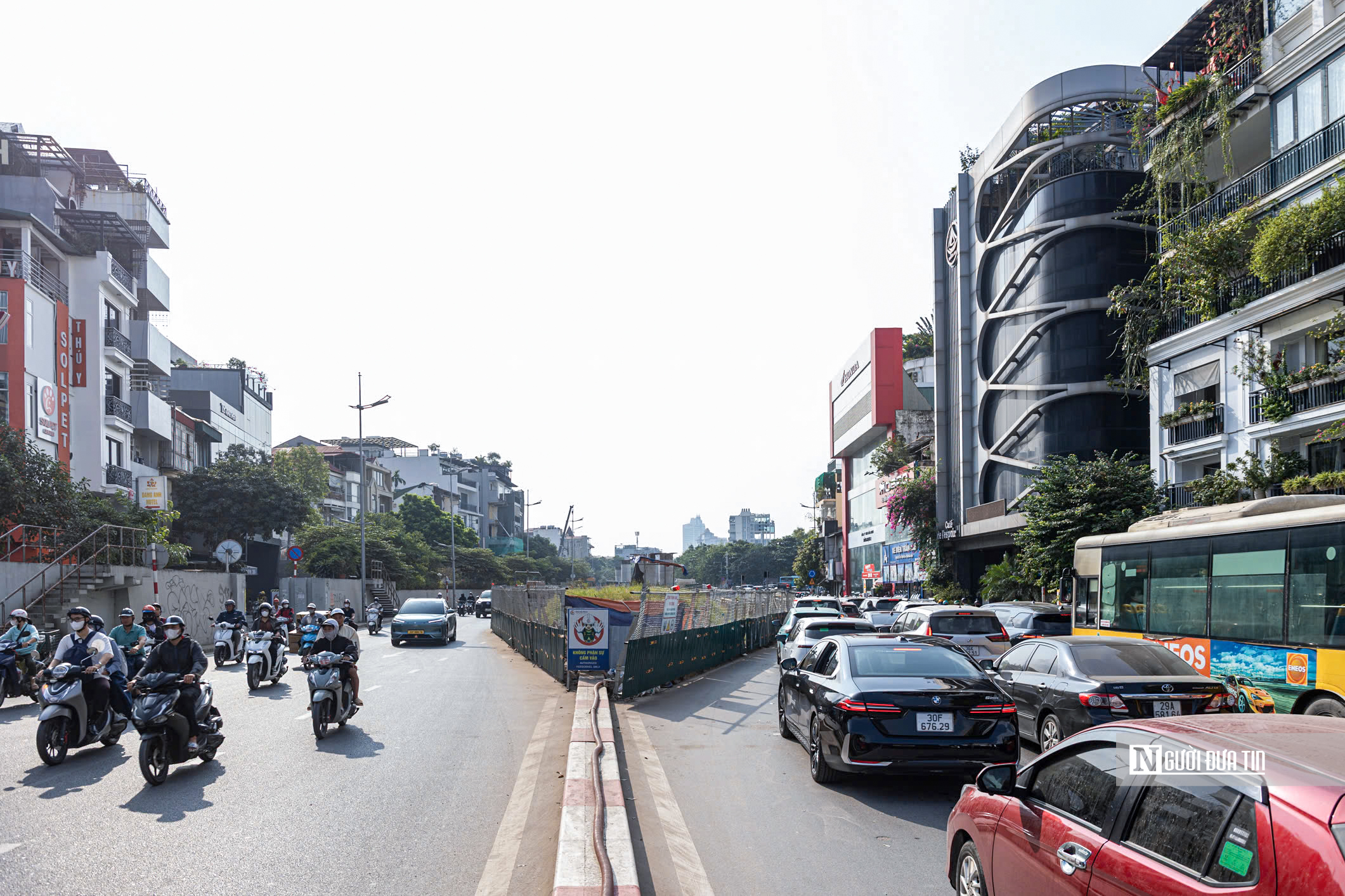 Dòng phương tiện nối đuôi nhau nhích từng chút qua khu vực thi công cầu Tứ Liên- Ảnh 13.