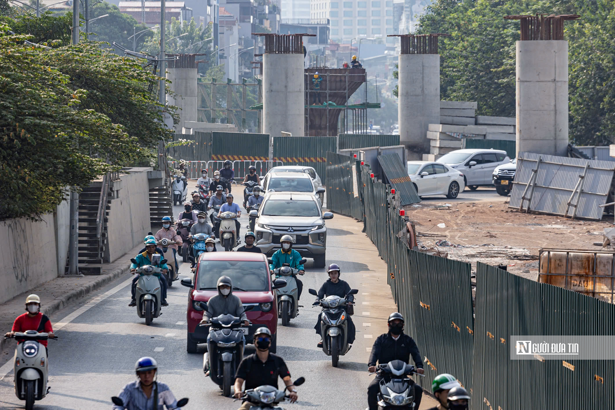 Dòng phương tiện nối đuôi nhau nhích từng chút qua khu vực thi công cầu Tứ Liên- Ảnh 2.