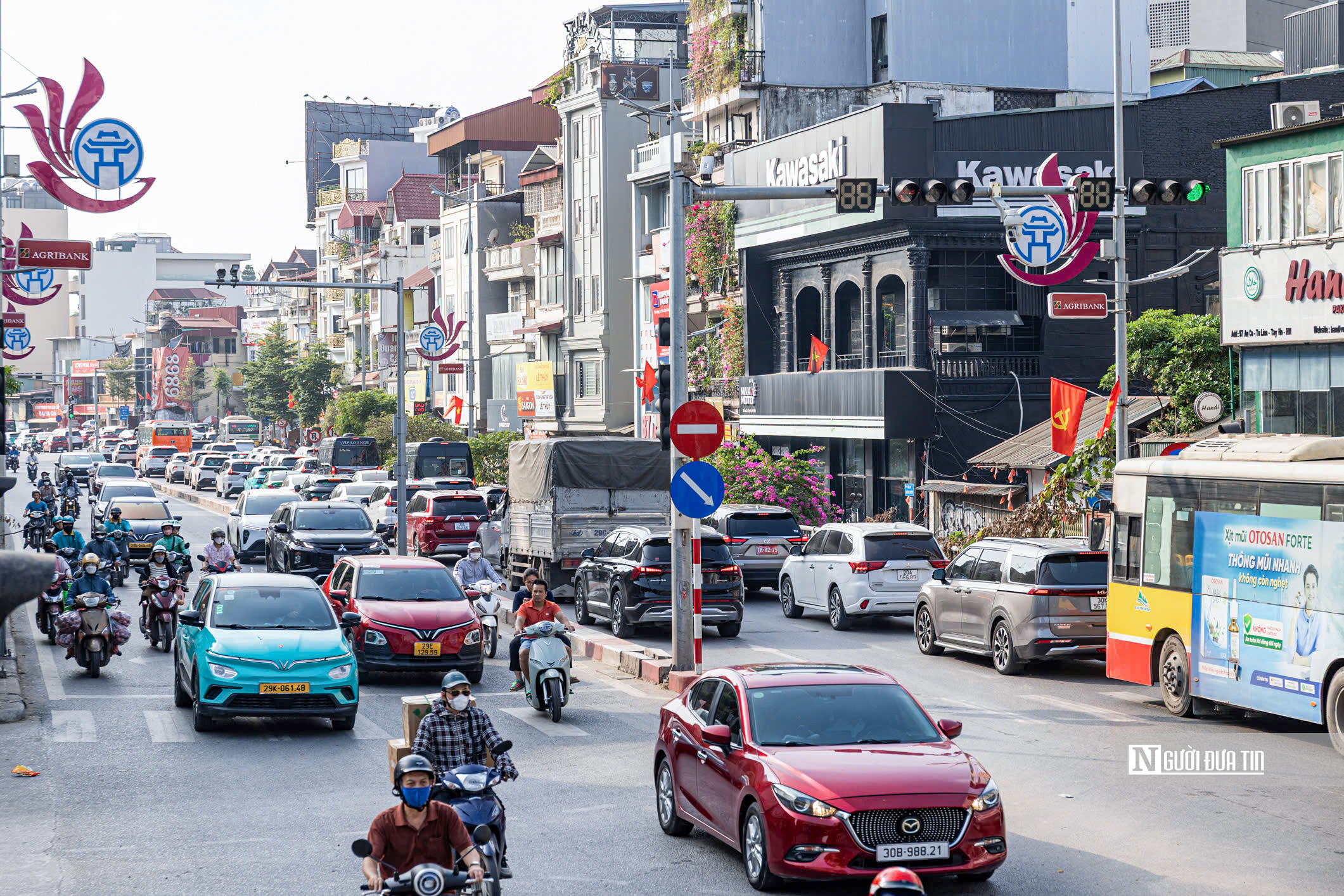 Dòng phương tiện nối đuôi nhau nhích từng chút qua khu vực thi công cầu Tứ Liên- Ảnh 14.
