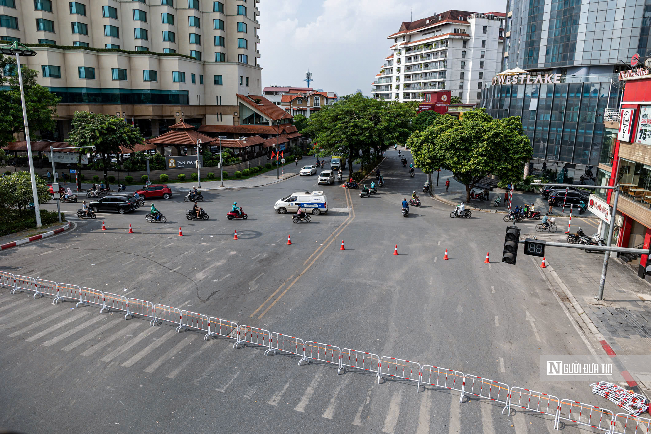 Dòng phương tiện nối đuôi nhau nhích từng chút qua khu vực thi công cầu Tứ Liên- Ảnh 11.