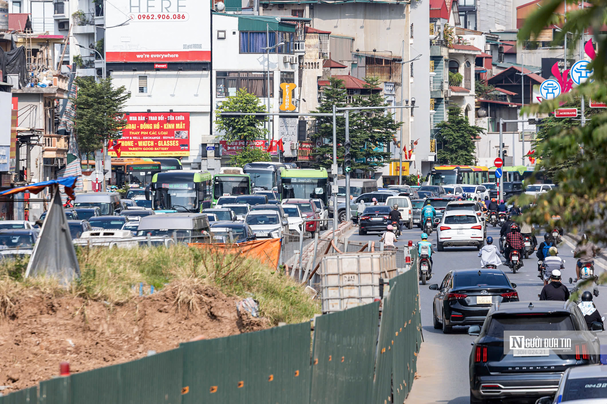 Dòng phương tiện nối đuôi nhau nhích từng chút qua khu vực thi công cầu Tứ Liên- Ảnh 10.