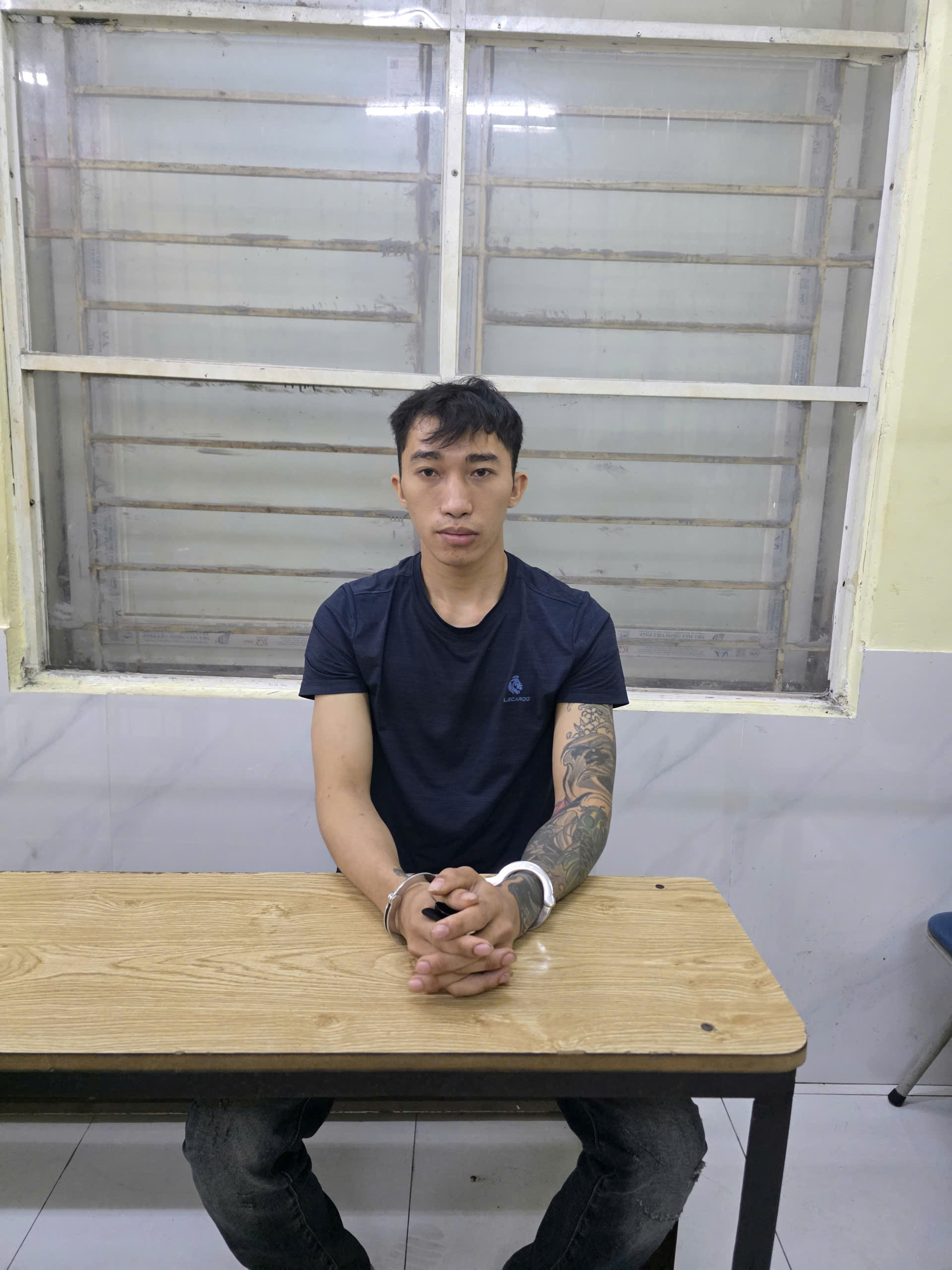 Bắt đối tượng dùng dao khống chế, cướp điện thoại của gái