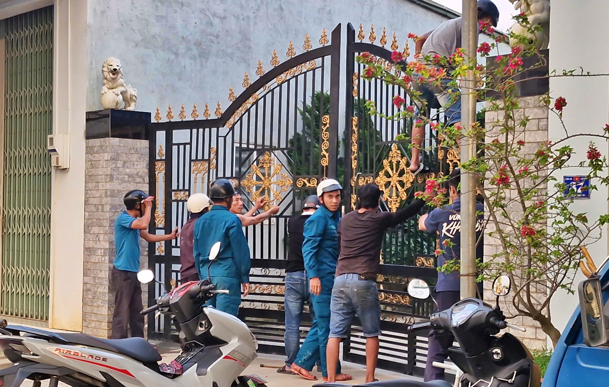 Hai con trâu "điên" húc chủ bất tỉnh, tấn công nhiều người đi đường bị thương- Ảnh 2.