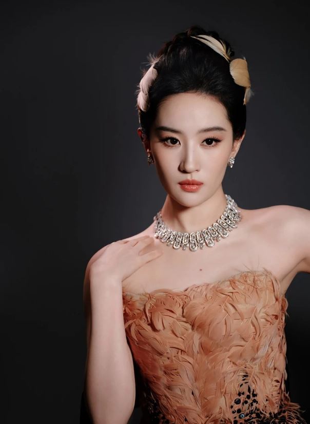 Lưu Diệc Phi gây bàn tán với diện mạo khác lạ- Ảnh 1.