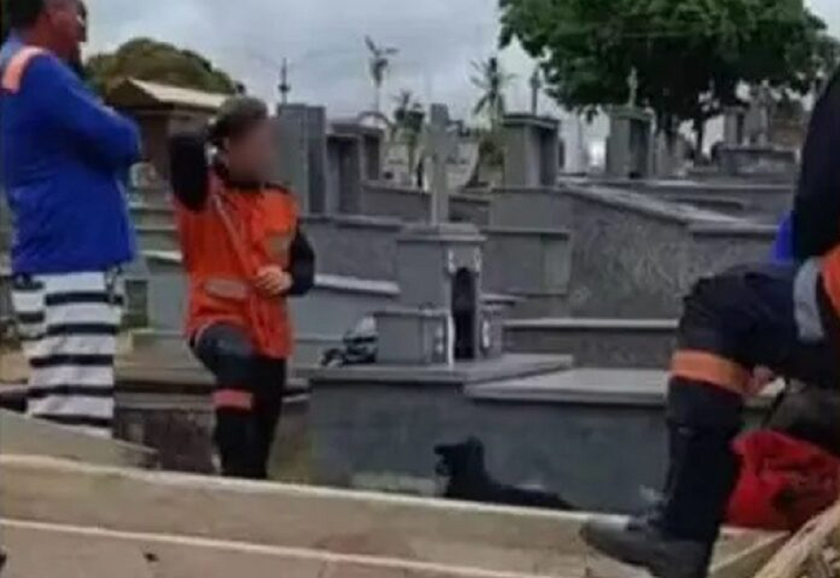 Người đàn ông tử 48 tuổi vong sau khi rơi xuống mộ bố ruột trong lúc dự tang lễ- Ảnh 1.