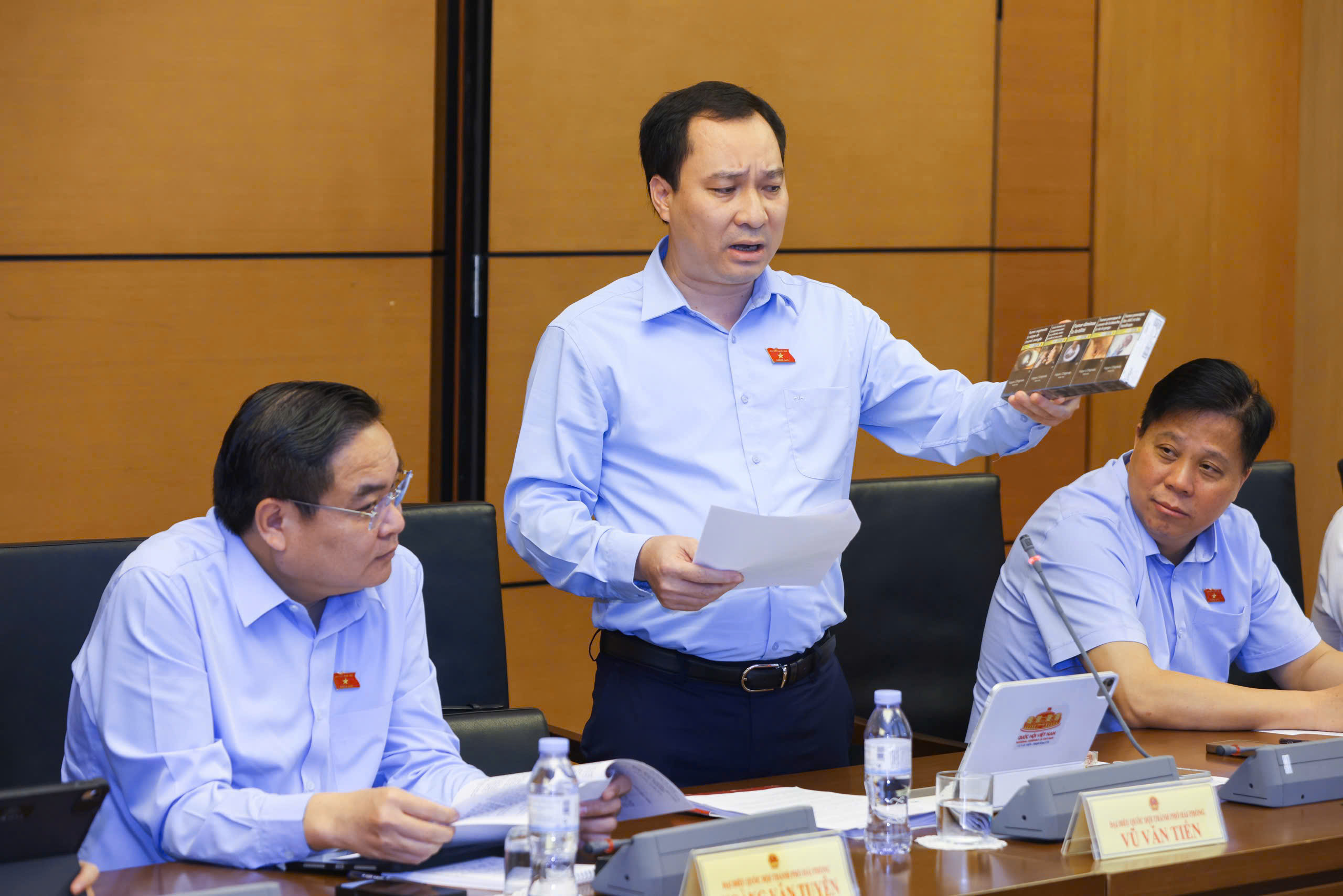 ĐBQH lý giải việc cần tăng diện tích trên bao bì thuốc lá lên ít nhất 85%- Ảnh 3.