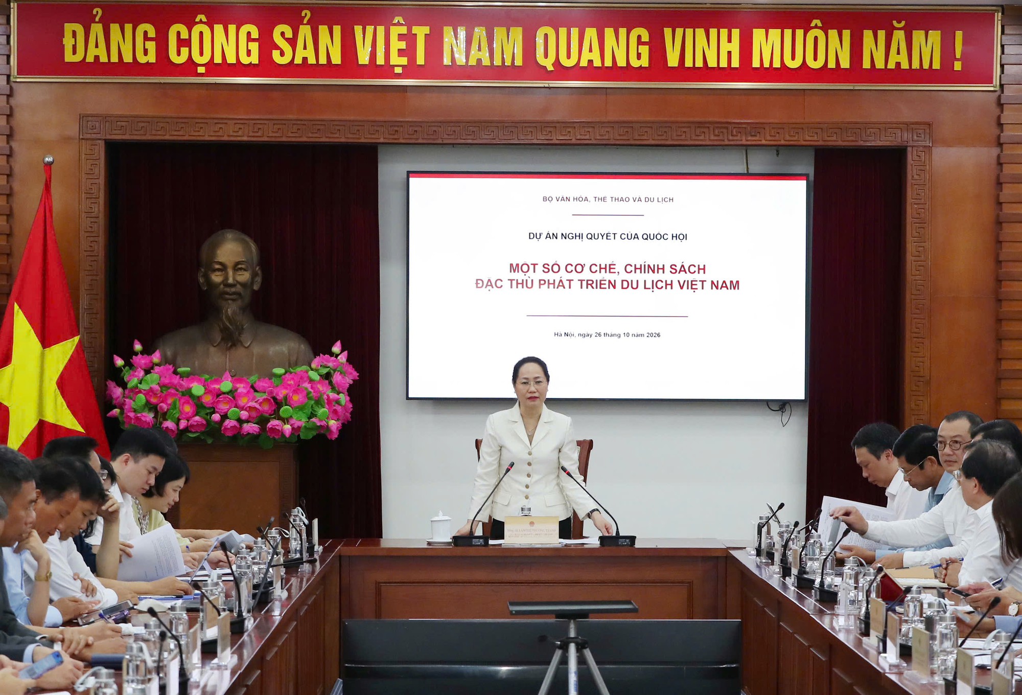 Th&aacute;o gỡ điểm nghẽn, khơi th&ocirc;ng nguồn lực v&agrave; tạo động lực mới cho ng&agrave;nh du lịch ph&aacute;t triển- Ảnh 1.