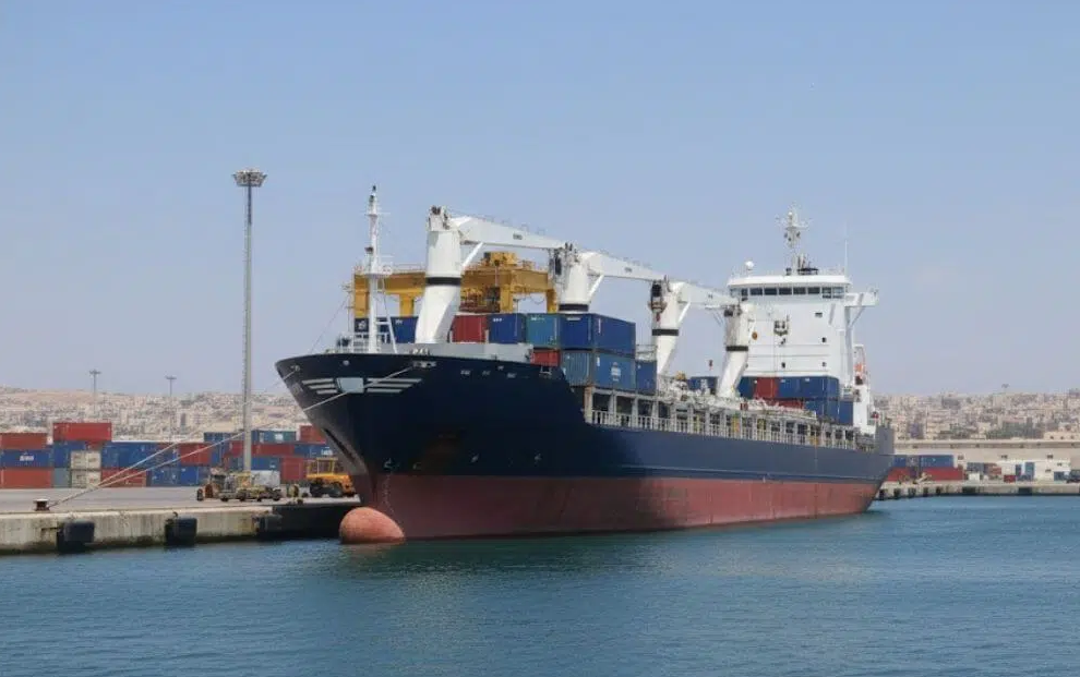 Xe bọc thép được chất lên tàu chở hàng từ Kaliningrad, đích đến chưa rõ ràng - Ảnh 1.