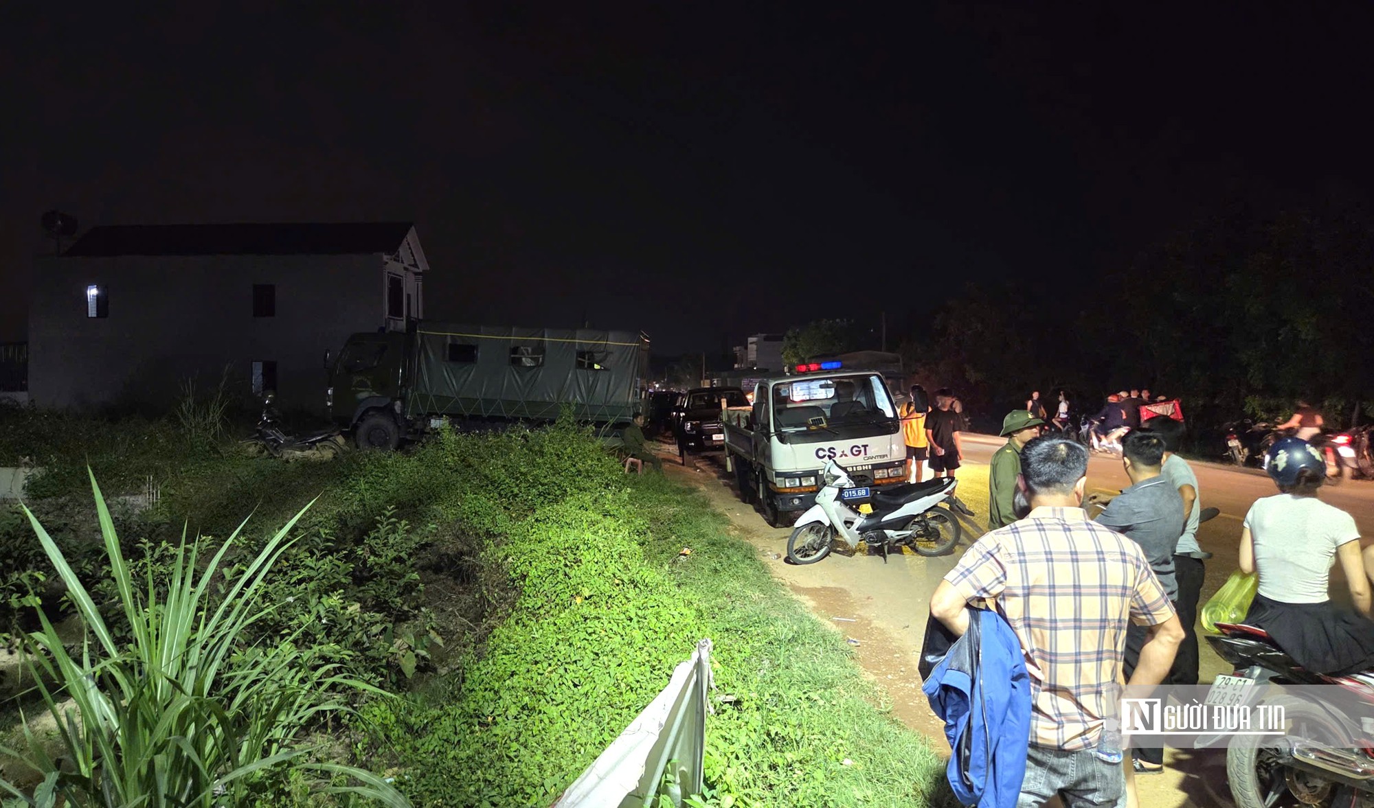 Cảnh sát vũ trang xuyên ngày đêm vây 2 kẻ cầm kiếm cố thủ trên mái nhà- Ảnh 7.