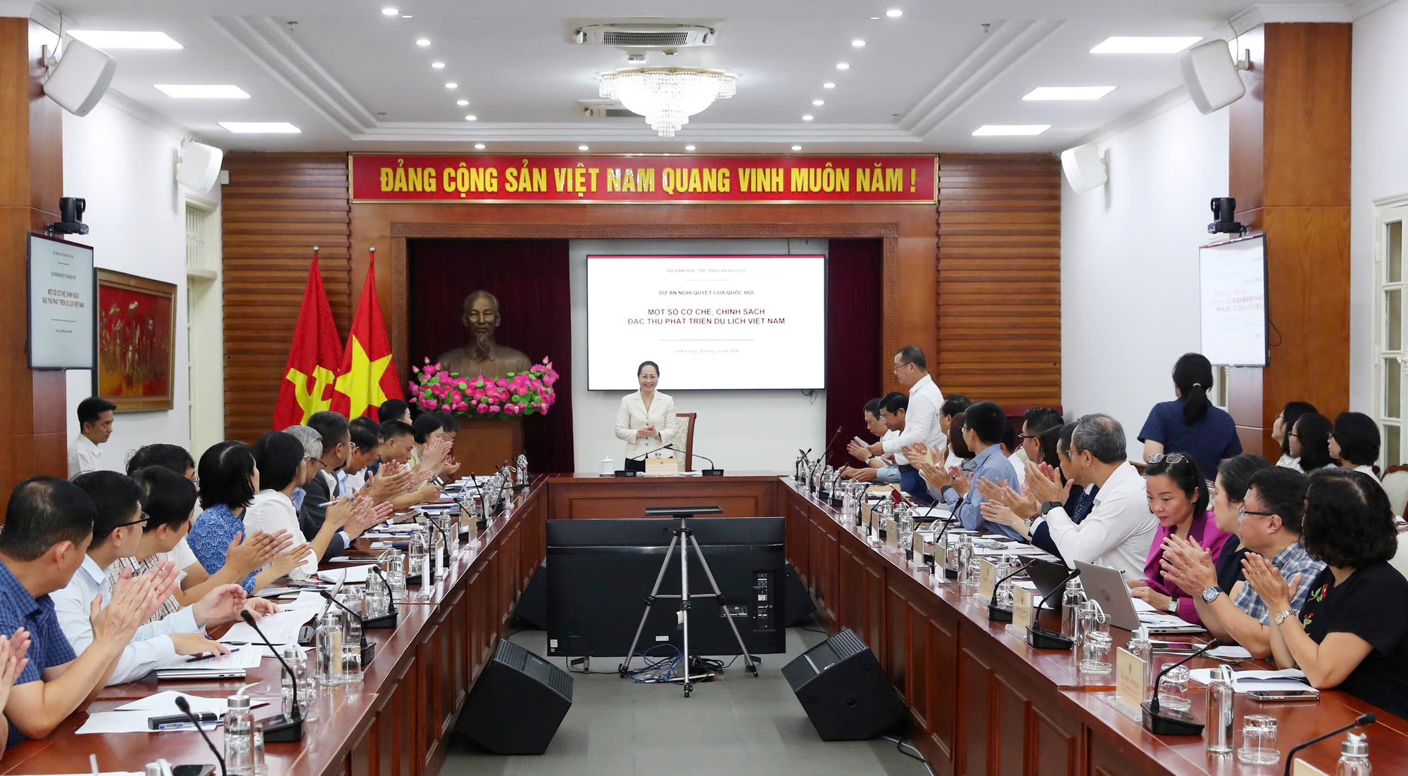 Th&aacute;o gỡ điểm nghẽn, khơi th&ocirc;ng nguồn lực v&agrave; tạo động lực mới cho ng&agrave;nh du lịch ph&aacute;t triển- Ảnh 7.