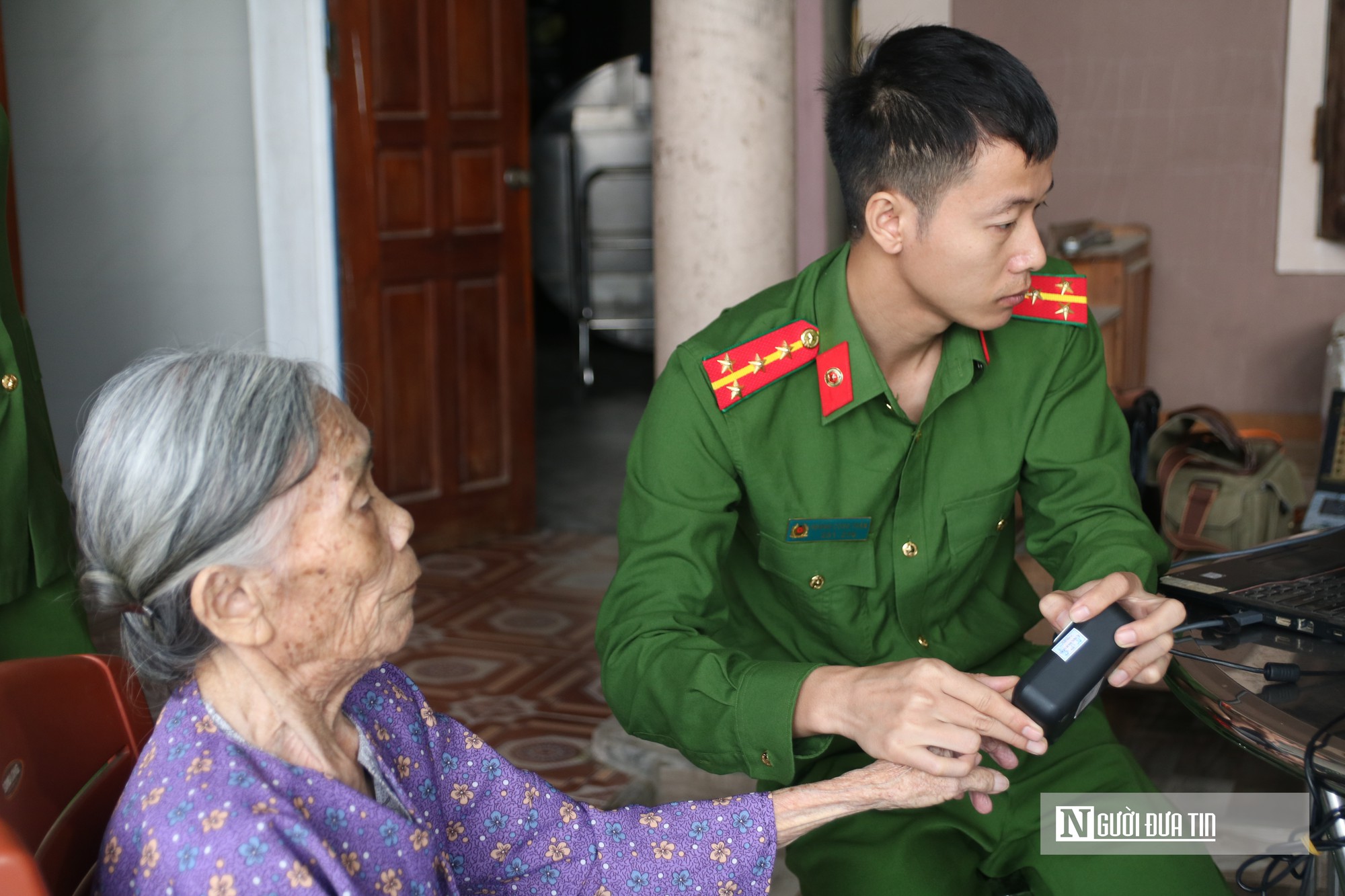 Xúc động giọt nước mắt thân nhân ngày công an về tận nhà lấy mẫu ADN tìm liệt sĩ - Ảnh 6.