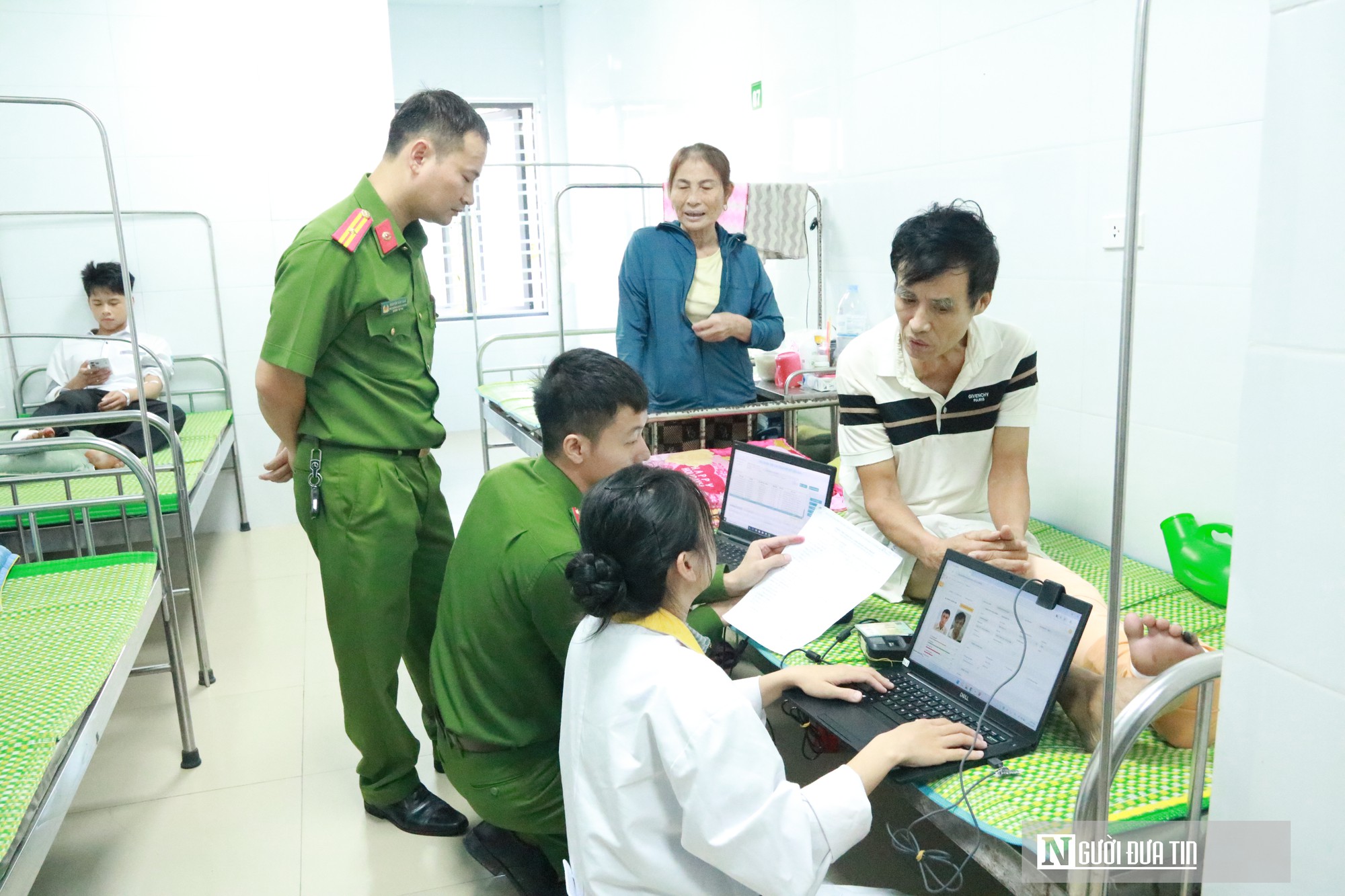 Xúc động giọt nước mắt thân nhân ngày công an về tận nhà lấy mẫu ADN tìm liệt sĩ - Ảnh 3.