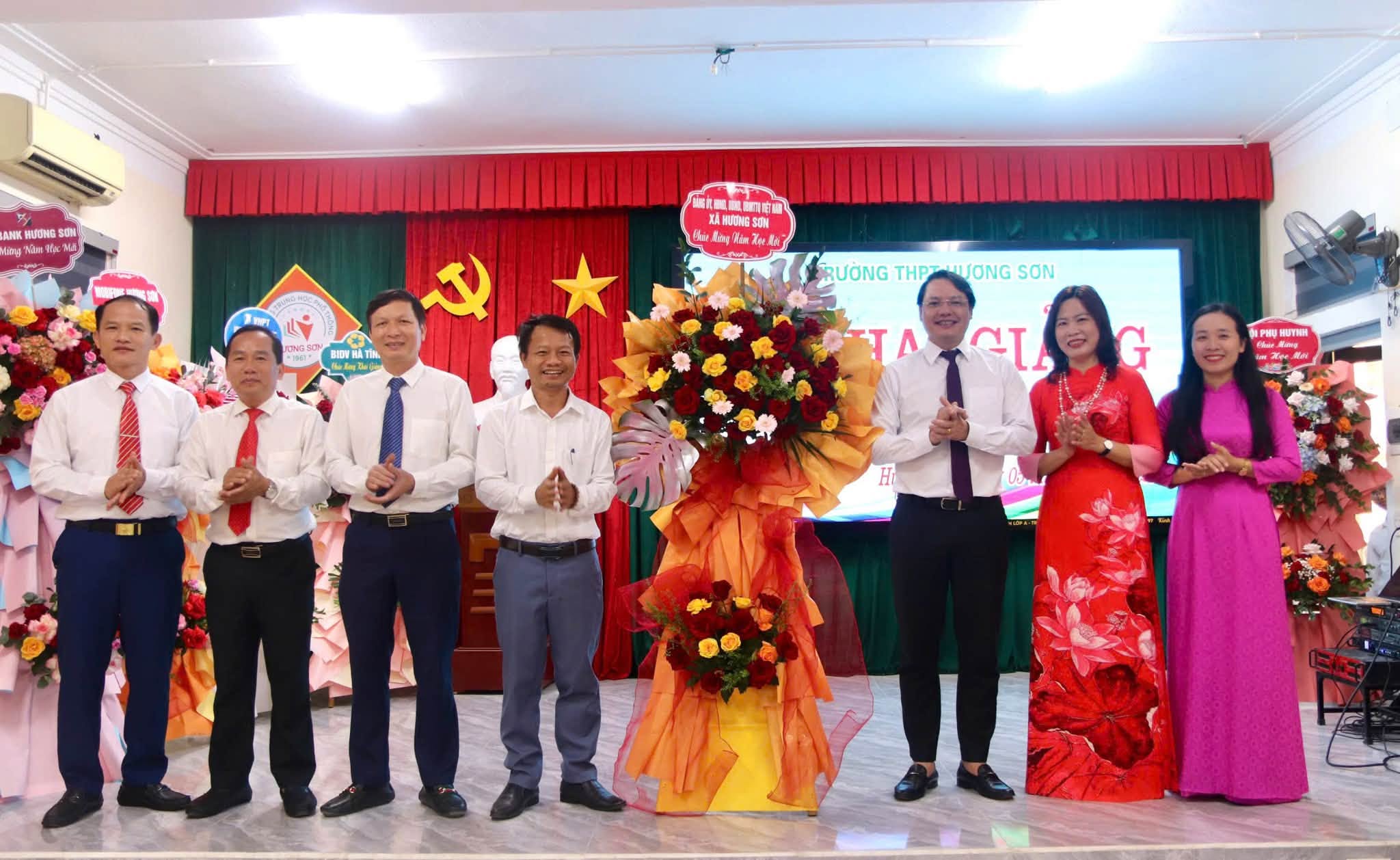 Trường THPT Hương Sơn (Hà Tĩnh): Nâng cao chất lượng giáo dục toàn diện - Ảnh 1.