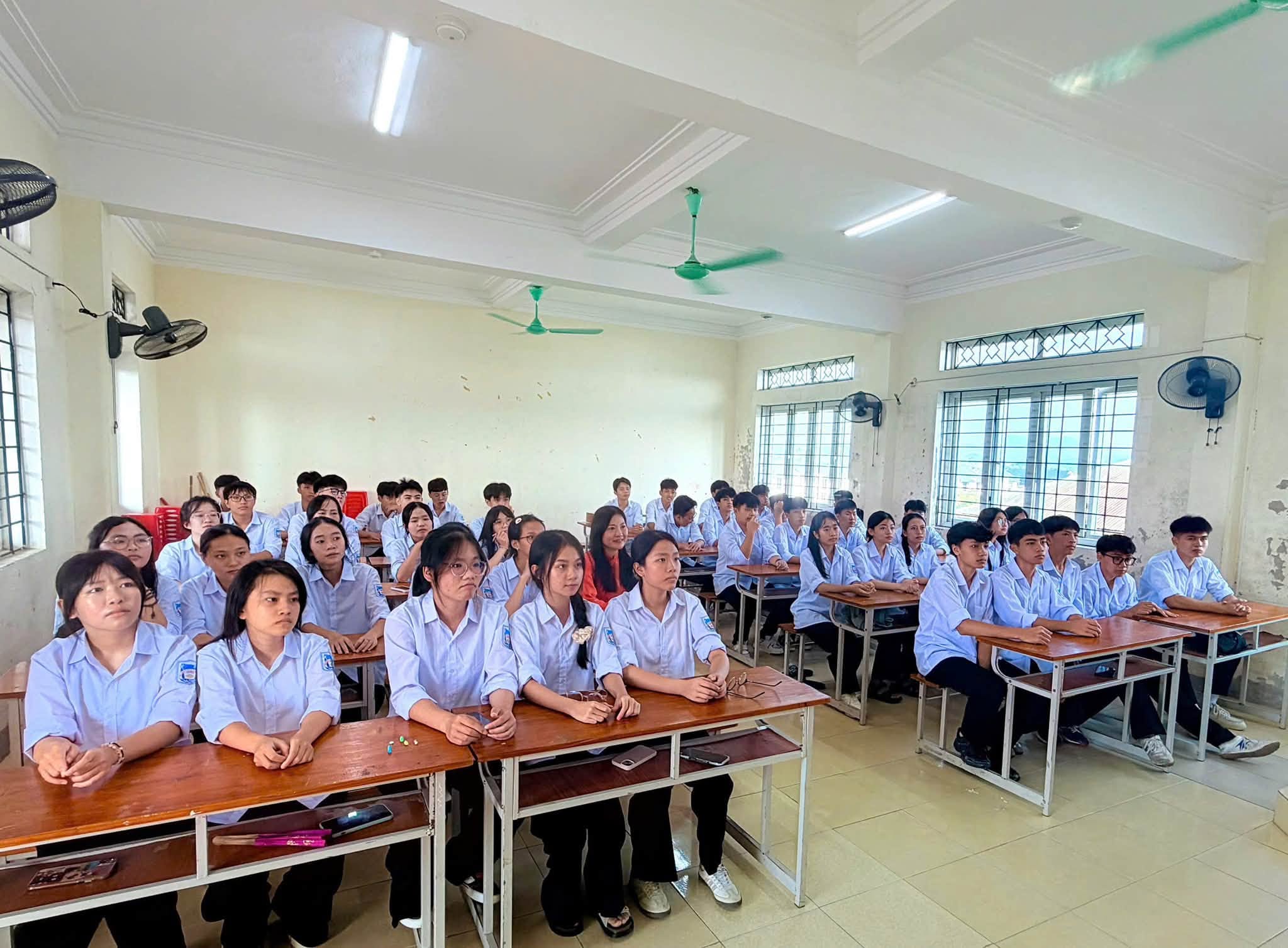 Trường THPT Hương Sơn (Hà Tĩnh): Nâng cao chất lượng giáo dục toàn diện - Ảnh 4.
