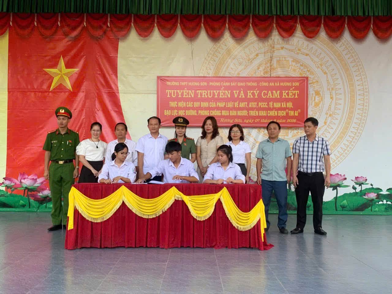 Trường THPT Hương Sơn (Hà Tĩnh): Nâng cao chất lượng giáo dục toàn diện - Ảnh 3.