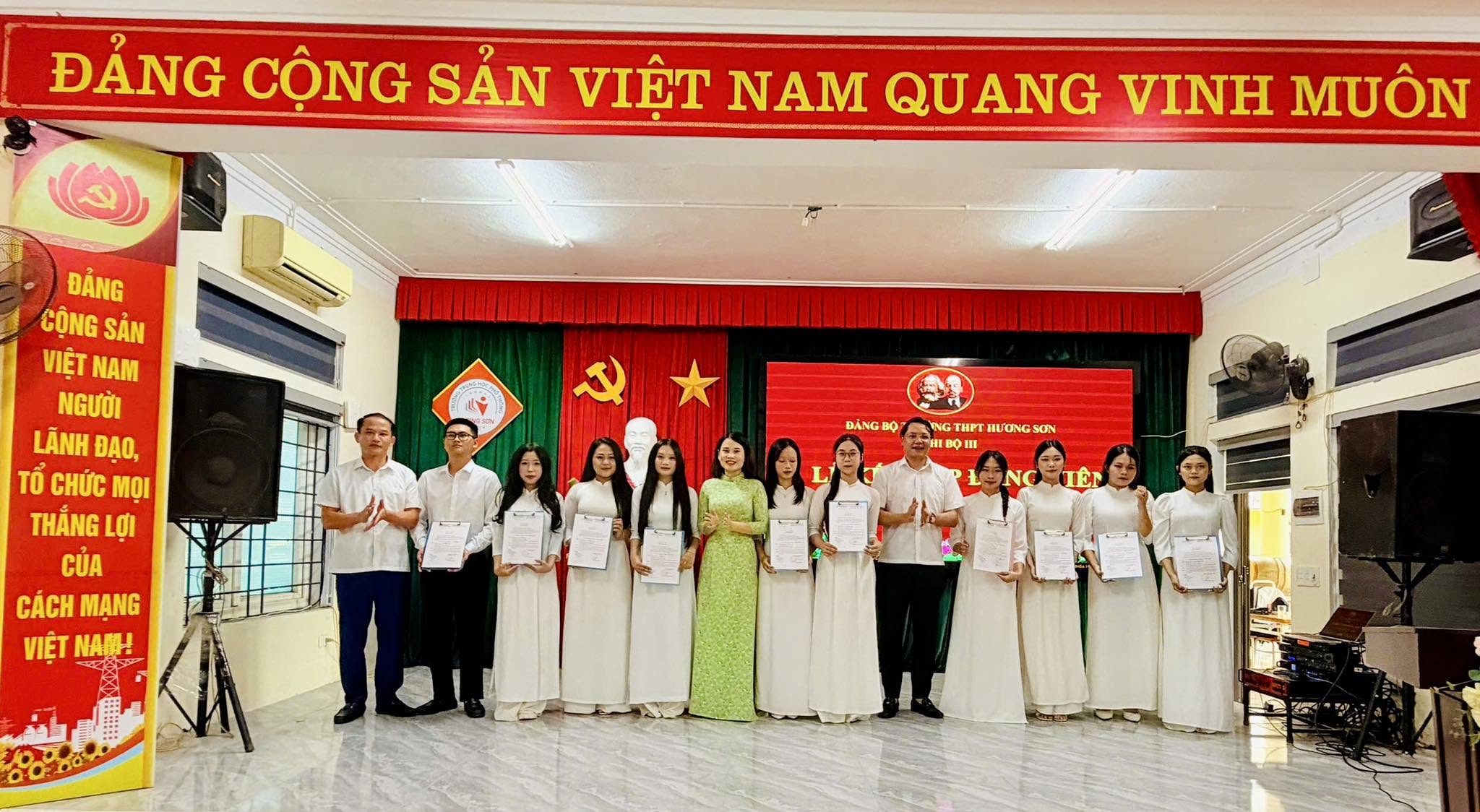 Trường THPT Hương Sơn (Hà Tĩnh): Nâng cao chất lượng giáo dục toàn diện - Ảnh 2.