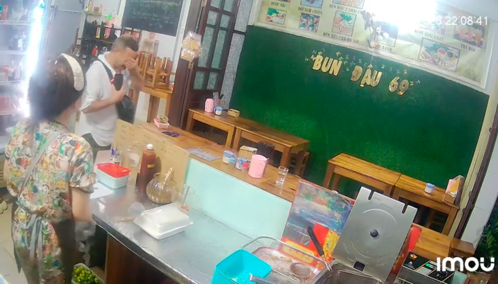Du khách Nga nghẹn ngào trước món quà giản dị từ chủ quán Việt lúc nửa đêm - Ảnh 1.