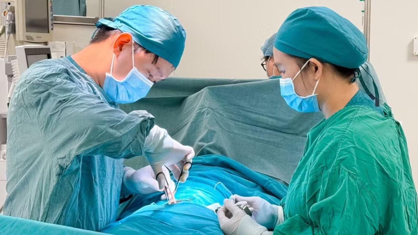Bé trai 3 tuổi bị lồng ruột hiếm gặp, phải cắt bỏ 10cm ruột - Ảnh 1.