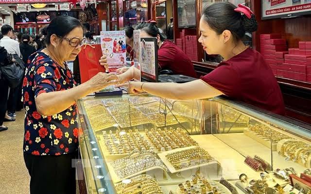 Công an Thanh Hóa thông tin danh tính 2 bị can cầm kiếm cố thủ trên mái nhà - Ảnh 3.