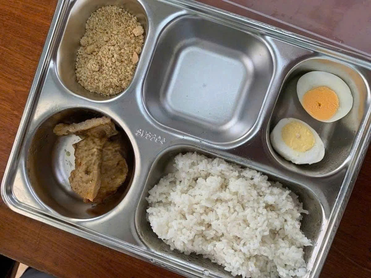 An toàn thực phẩm trường học: Nhiều lỗ hổng từ nguồn gốc thực phẩm đến hạ tầng xuống cấp- Ảnh 1.