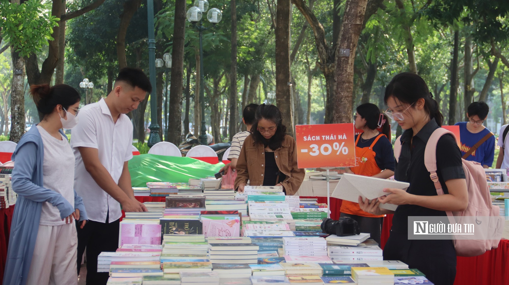Người trẻ H&agrave; Nội h&agrave;o hứng với hoạt động đổi s&aacute;ch tại Hội s&aacute;ch M&ugrave;a thu 2026 - Ảnh 1.