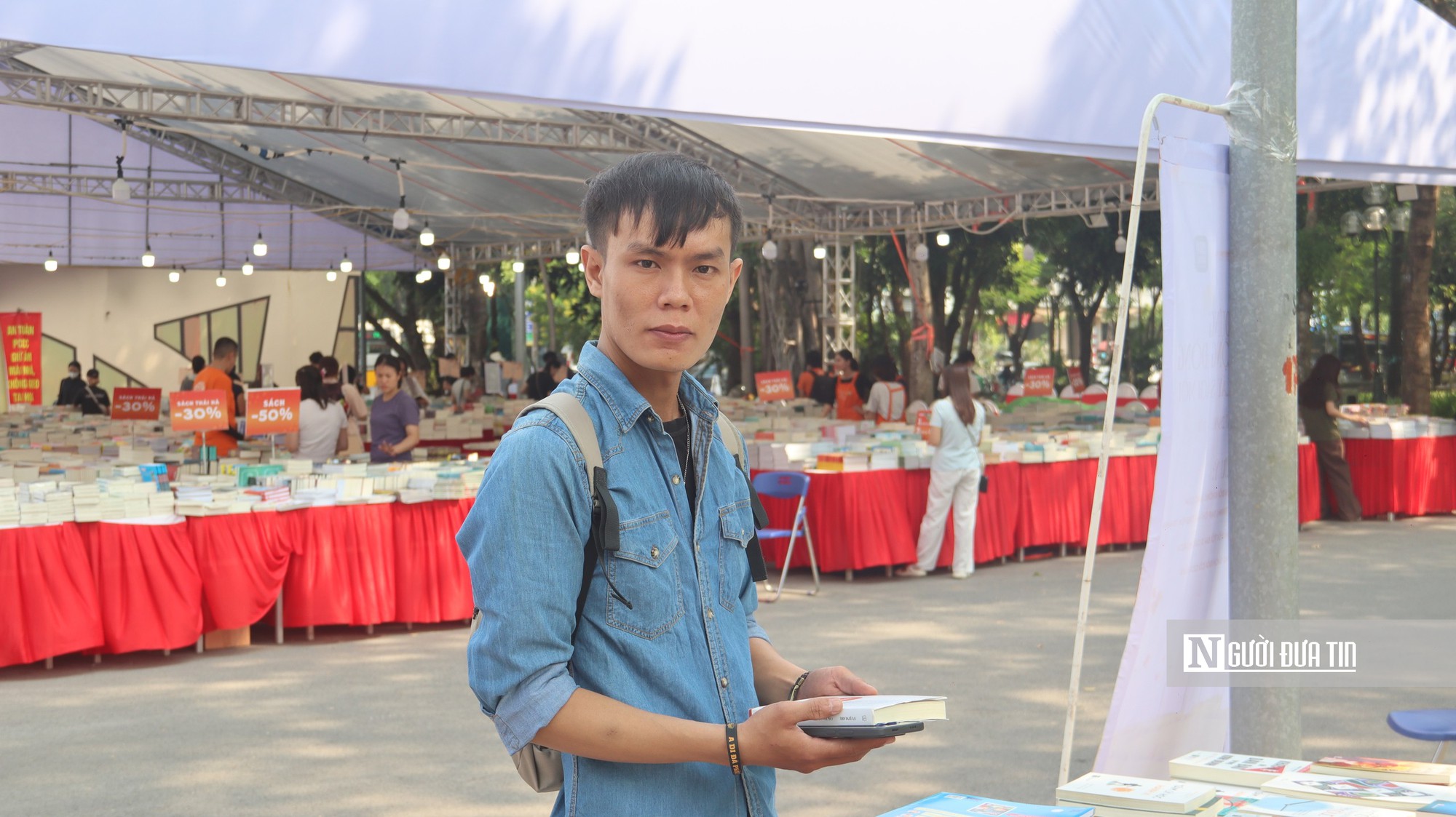Người trẻ H&agrave; Nội h&agrave;o hứng với hoạt động đổi s&aacute;ch tại Hội s&aacute;ch M&ugrave;a thu 2026 - Ảnh 4.