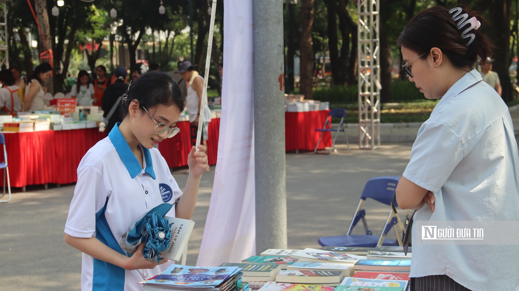 Người trẻ H&agrave; Nội h&agrave;o hứng với hoạt động đổi s&aacute;ch tại Hội s&aacute;ch M&ugrave;a thu 2026 - Ảnh 5.
