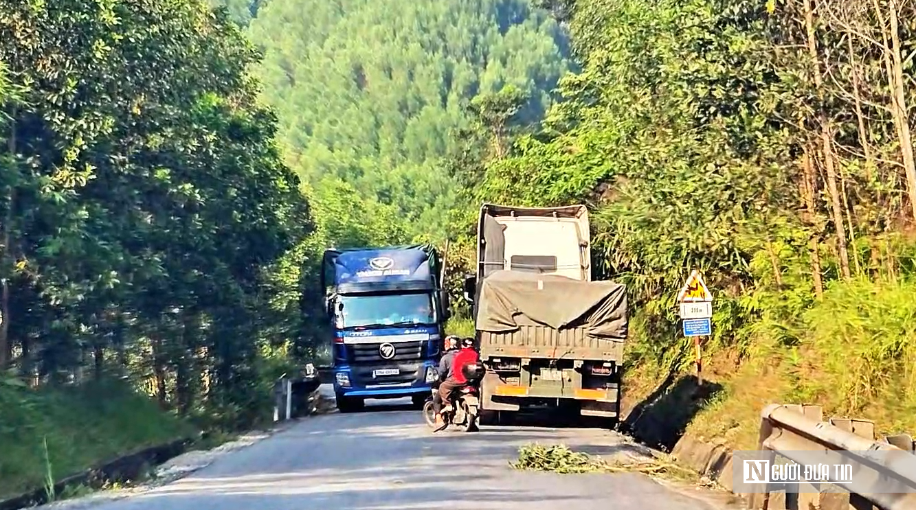 Căng mình đi qua hàng chục khúc cua hiểm trở trên tuyến đường lên miền tây xứ Huế- Ảnh 1.