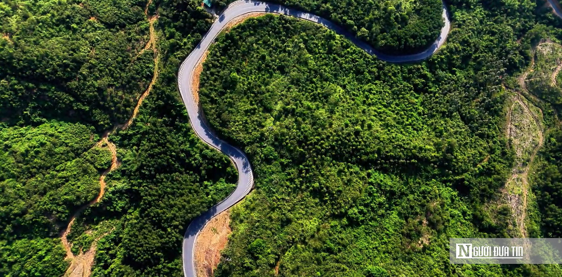 Căng mình đi qua hàng chục khúc cua hiểm trở trên tuyến đường lên miền tây xứ Huế- Ảnh 2.